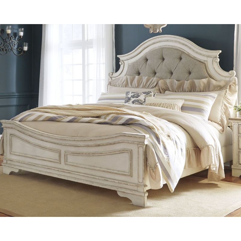 Realyn – Upholstered Panel Bed